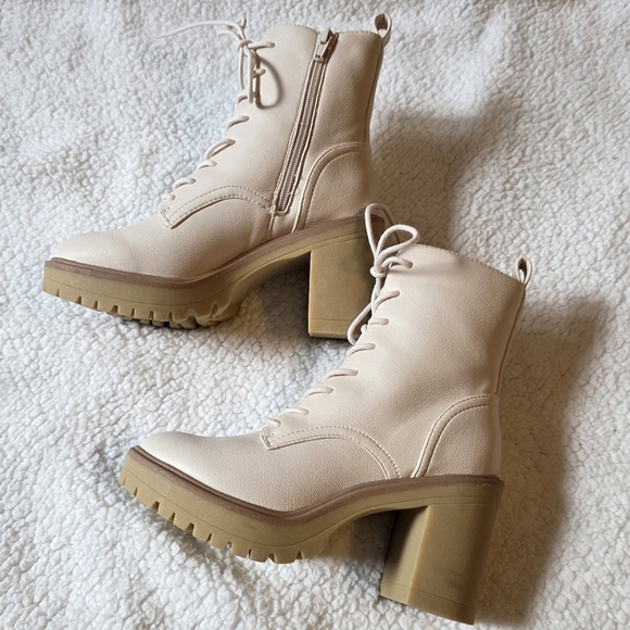 Dolce Vita round toe ivory lace up block heels boots - Picture 2 of 6